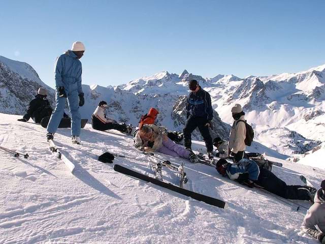 Groupe d'ados dans la neige à Courchevel