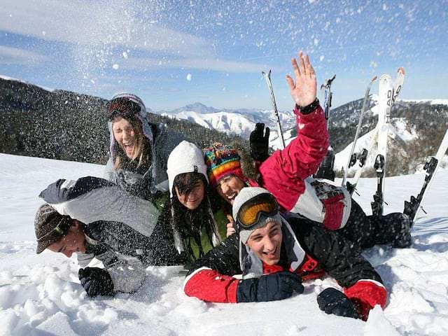 Groupe d'ados s'amusant dans la neige sur les pistes de ski de Courchevel