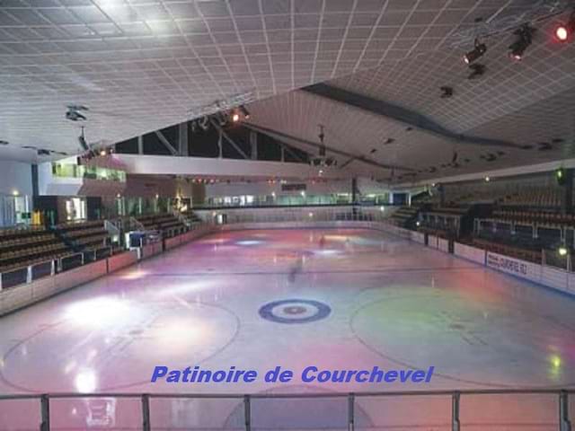 Vue sur la patinoire de courchevel pendant une colonie de vacances