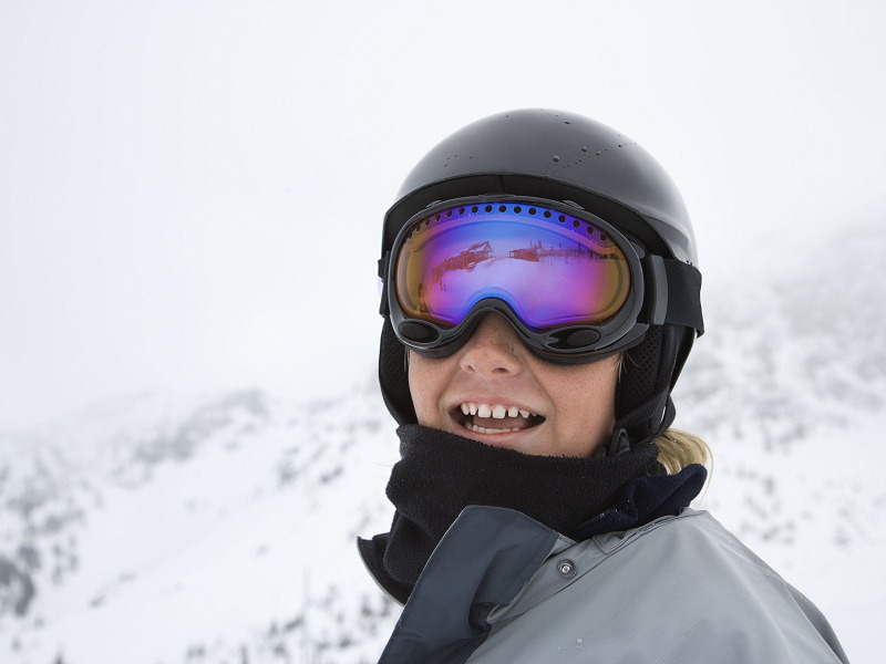 portrait d'une jeune fille en colonie de vacances au ski