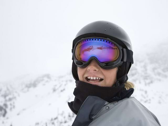 Portrait d'une adolescente sur les pistes