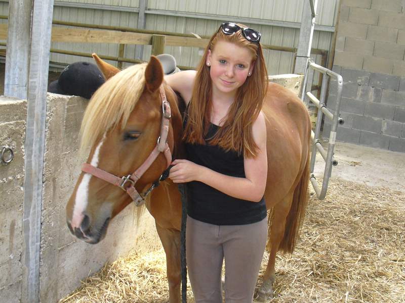 Jeune fille avec son cheval 