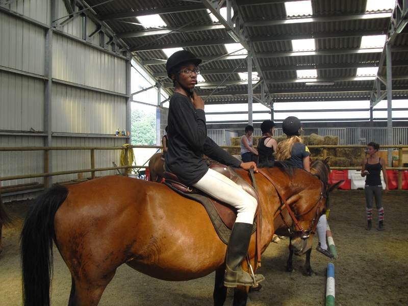 Adolescents à cheval dans un manège du centre équestre d'Yssingeaux