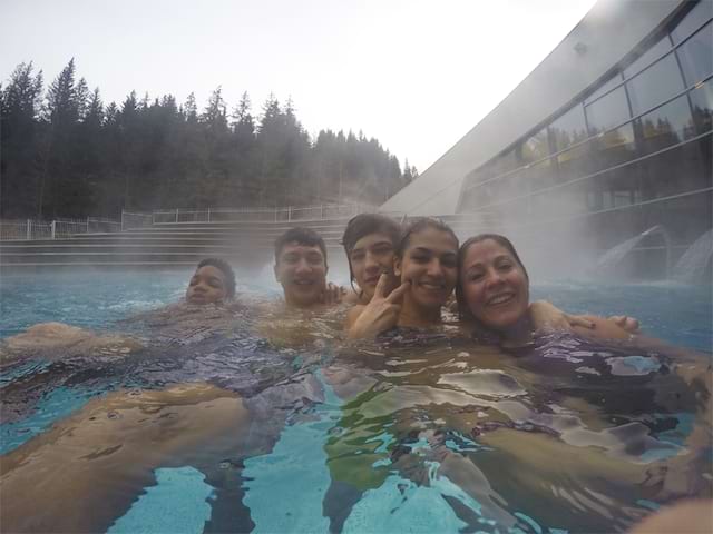 groupe d'ados à aquamotion à courchevel en colonie de vacances