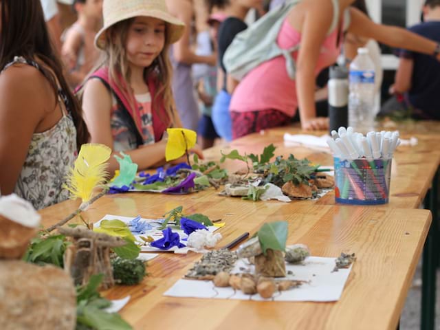 Enfants faisant des activités manuelles