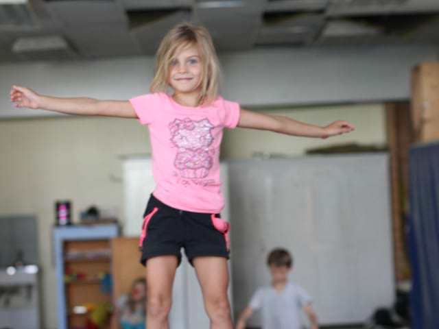 Fillette en équilibre en gymnastique