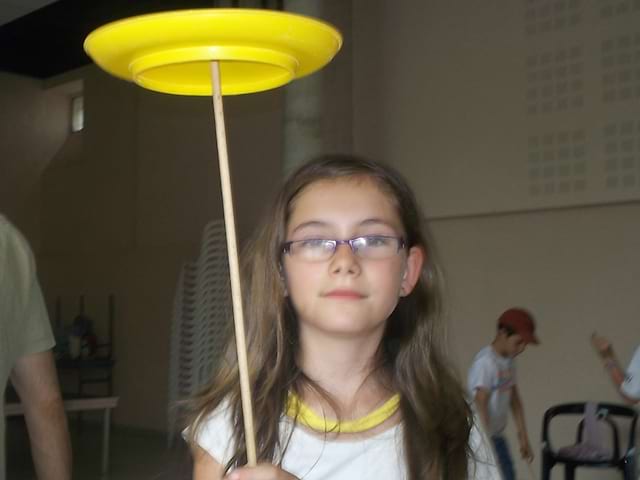 Jeune fille avec assiette chinoise