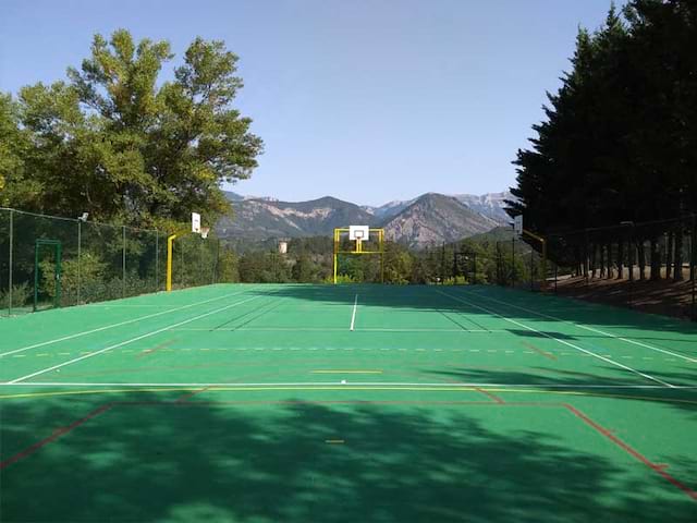 terrain de football extérieur en colonie de vacances