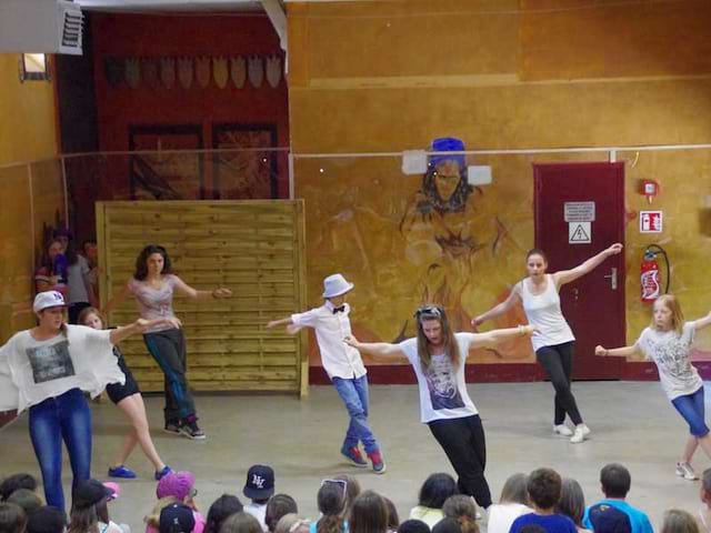 groupe d'ados faisant de la danse en colo à noel