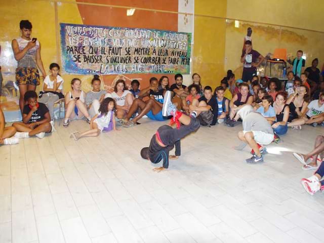 groupe d'ados et enfants faisant de la danse