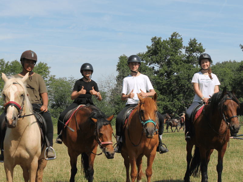 Groupe de cavaliers en colonie de vacances Equitation durant Noel