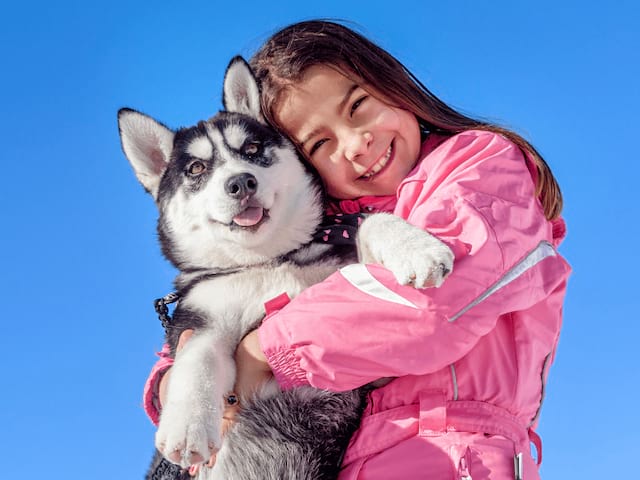 Jeune fille en colo de vacances Artistes en herbe à Noel qui s'amuse avec son chien