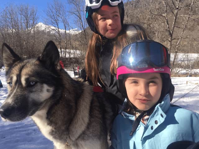 Enfants durant l'activité Chiens de traîneaux en colo de vacances