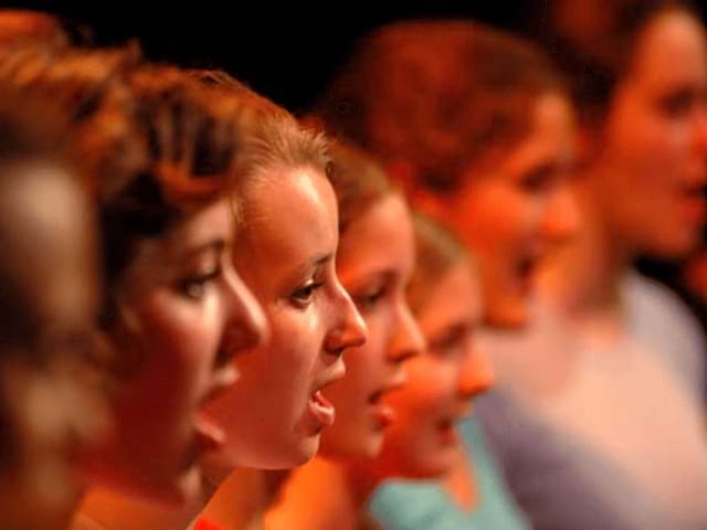 Vue sur un groupe de jeunes qui chantent durant leur colo de vacances artistique pendant noel