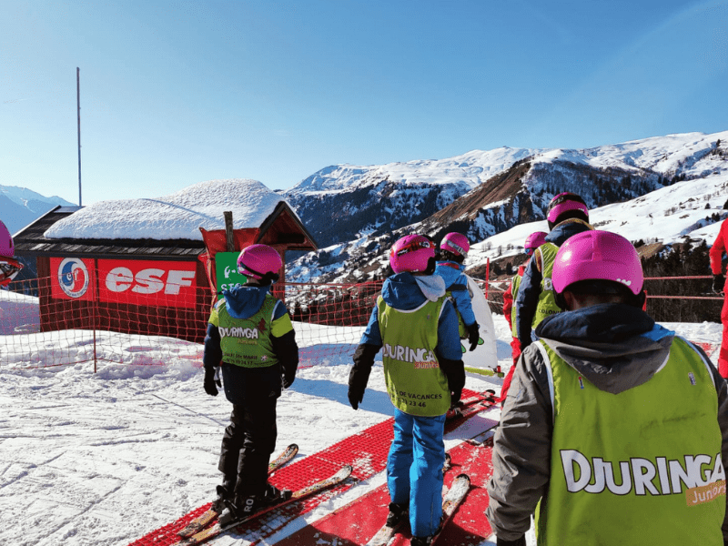Jeunes enfants en colo avec des moniteurs de ski ESF durant les vacances de Noel