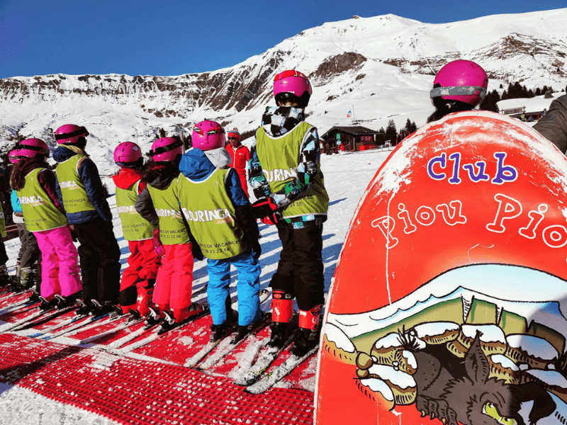 Jeunes enfants en colo de vacances Ski durant Noel avec l'ESF