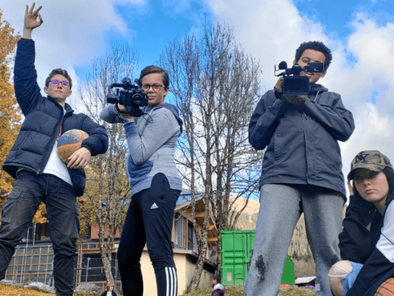 Vue sur des jeunes en colo cinéma à Hauteluce cinéma