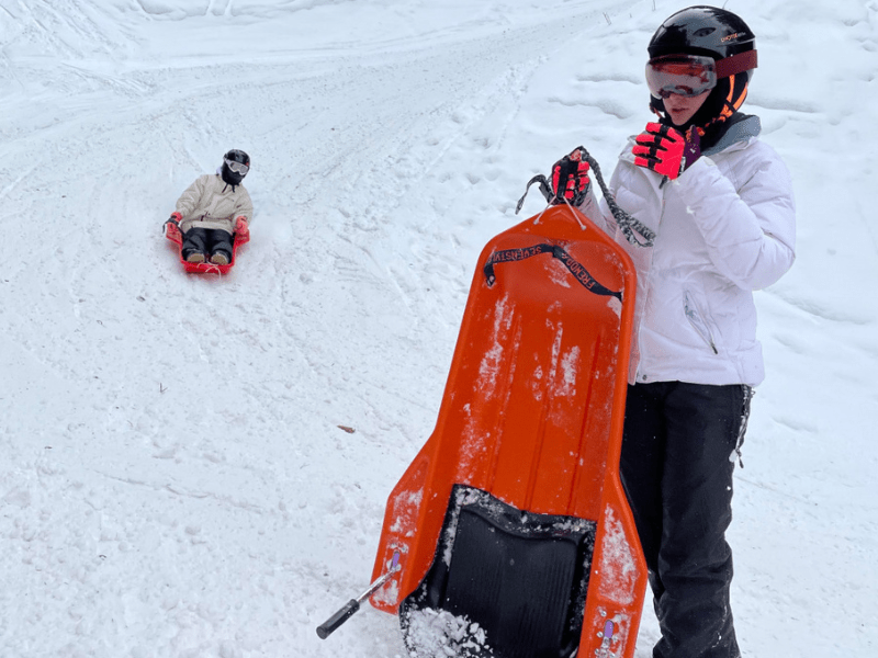 Activité luge durant la colonie de vacances Neige et fun de Noel