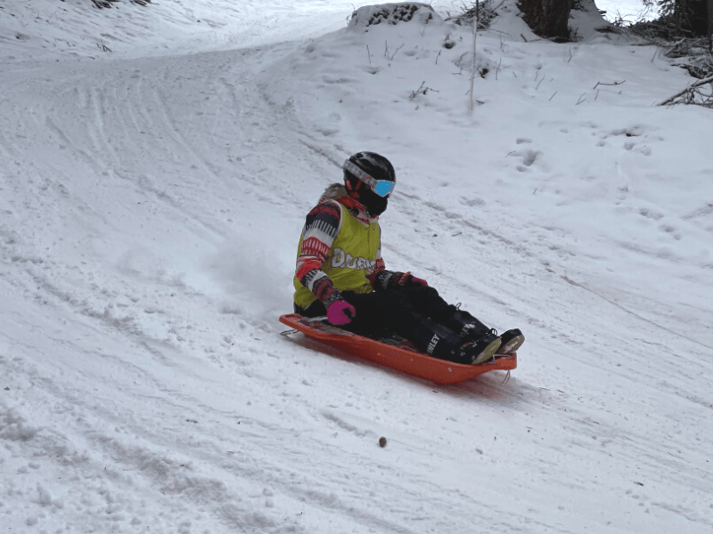 Activité luge durant la colonie de vacances Neige et fun de Noel