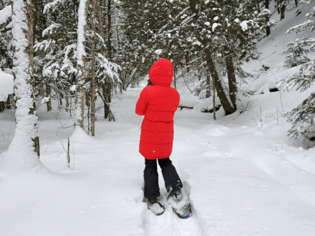 Vue sur une jeune fille qui fait des raquettes de neige en colonie de vacances à Noel