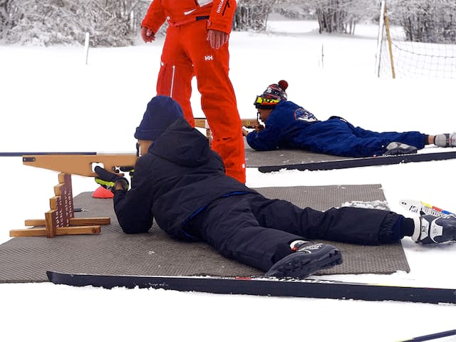 Activité biathlon en colo de vacances Plaisirs sur neige pour les enfants à Noel