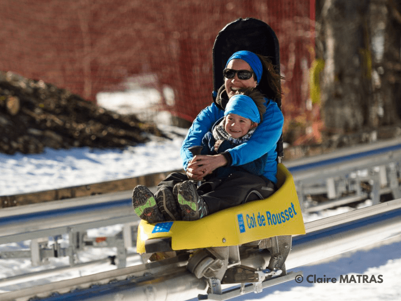 Enfant sur luge sur rail