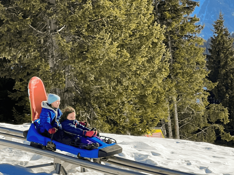 Activité luge sur rails à Noel en colo de vacances à la neige dans la Drôme