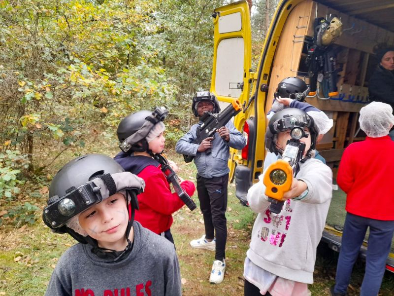 Activité laser game extérieur en colo de vacances multi activités 