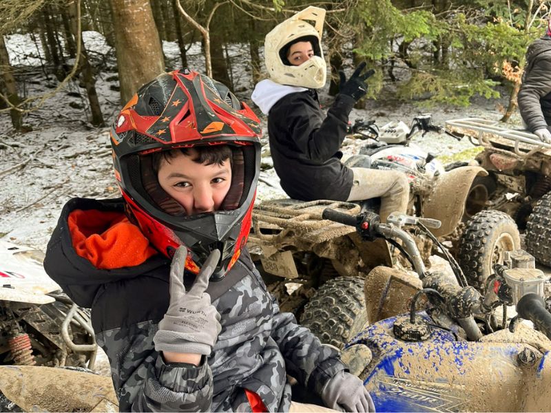Activité quad sous la neige à Retournac en colo de vacances multi activités à Noel