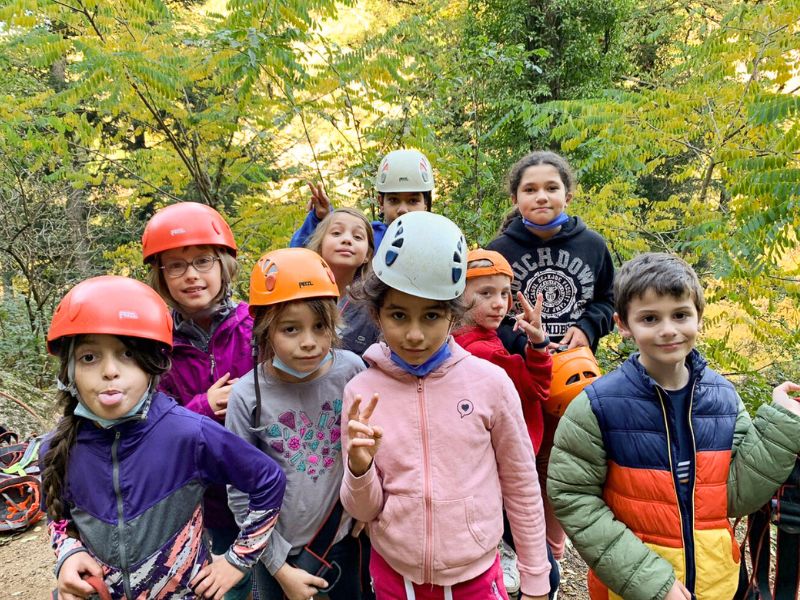 Groupe de jeunes en colo de vacances cet hiver sur le centre du Cros à Retournac