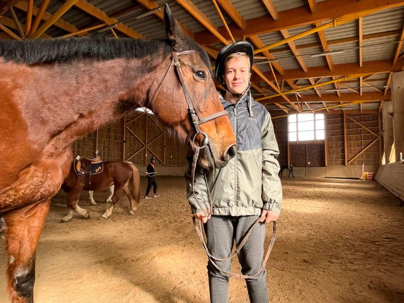 Jeune ado en colo de vacances Equitation cet hiver