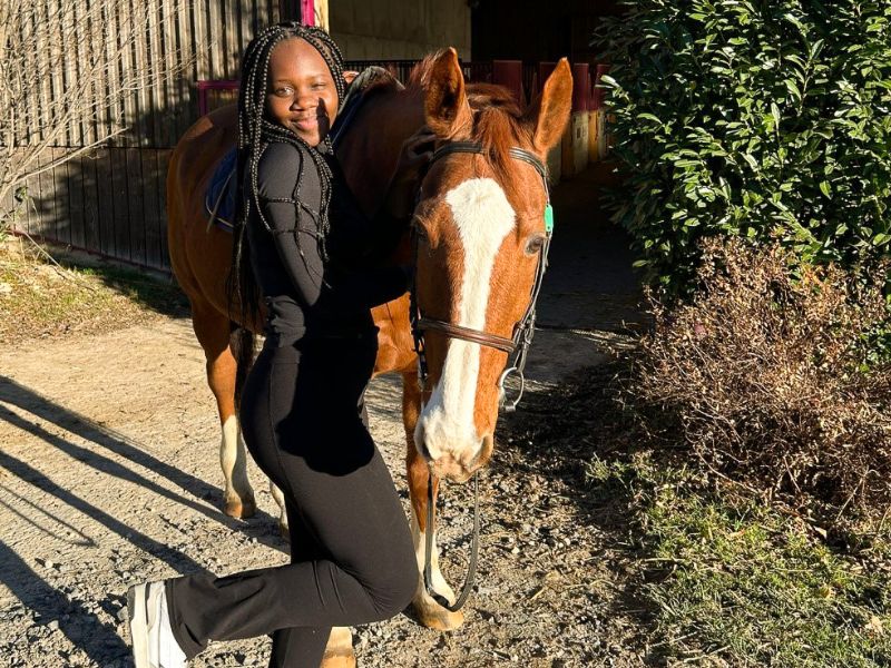 Jeune fille de 14 ans en colo de vacances Equitation 