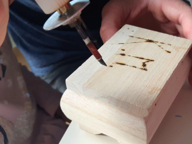 Gravure sur bois en colo de vacances Equitation à Retournac