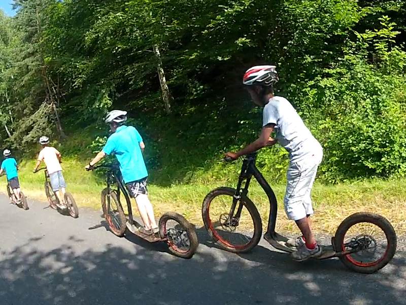 Adolescents en balade à trottinette tout terrain