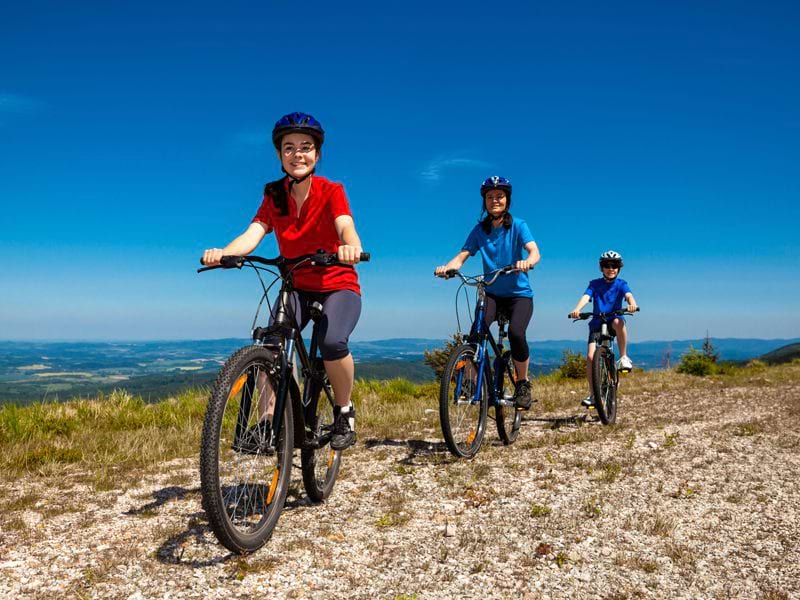 Enfants à vélo en colonie de vacancs