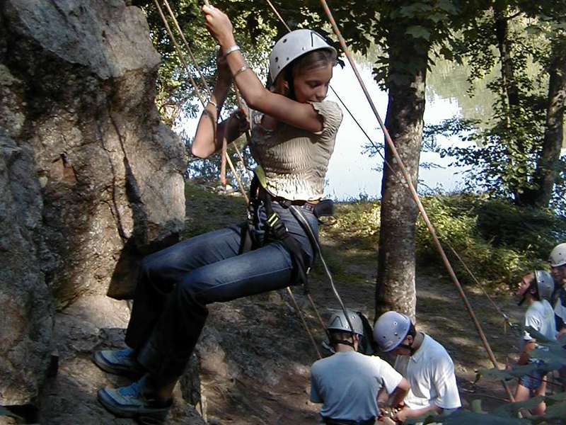 Enfants apprenant l'escalade en colonie de vacances