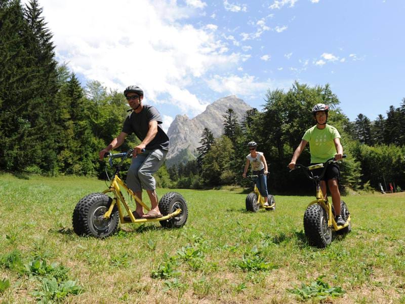 Enfant faisant de la trottin'herbe en colonie de vacances