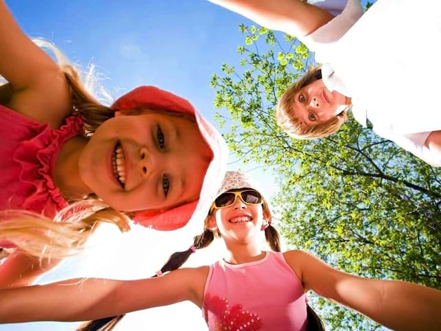 Portrait d'enfants à la campagne au printemps