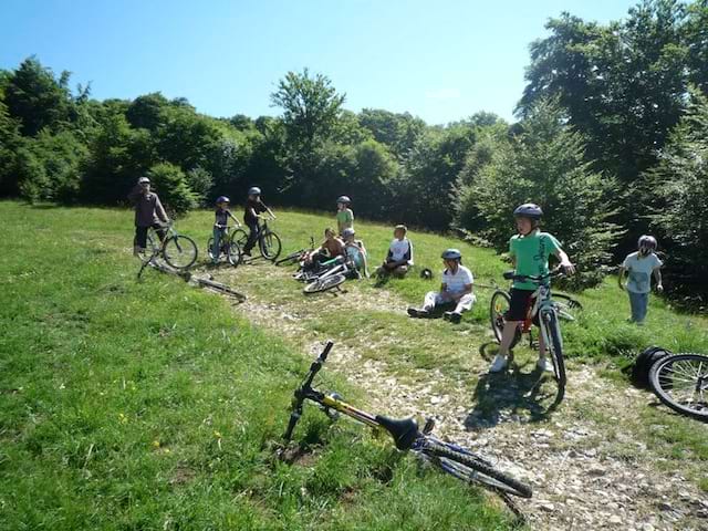 Groupe d'enfants en promenade à vélo en colonie de vacances