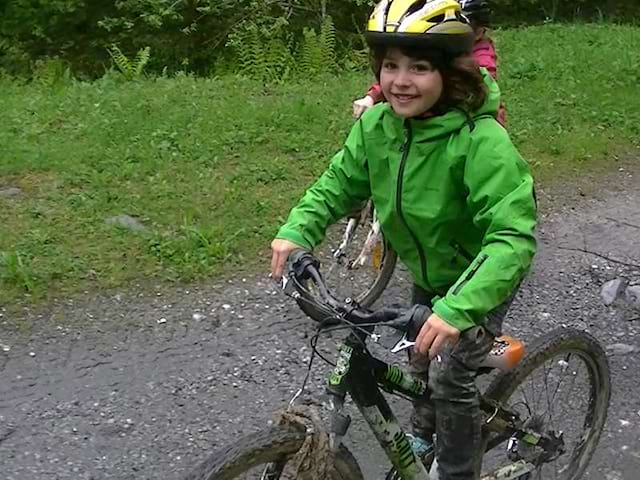 Enfant à vélo à la campagne