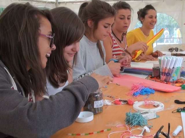 enfants faisant des activités manuelles en colo