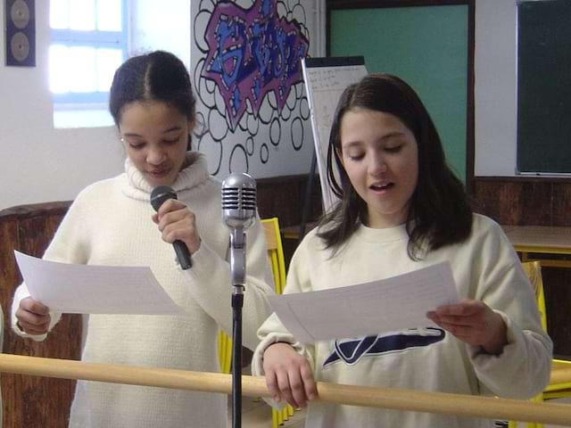  jeunes filles chantant en duo lors d'une colo chant