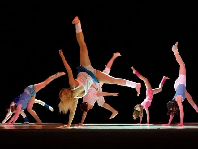 groupe d'ados faisant de la danse en colo