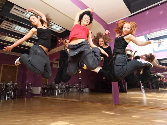 groupe de jeunes adolescentes faisant du hip hop en colonie de vacances danse en avril