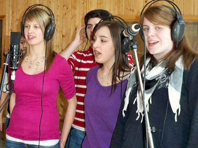 quatre adolescents en train de chanter en colonie de vacances