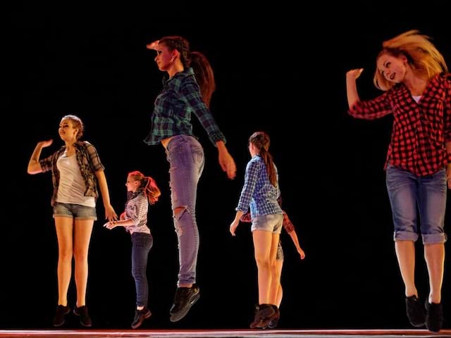 groupe d'enfants et ados faisant de la danse en colo