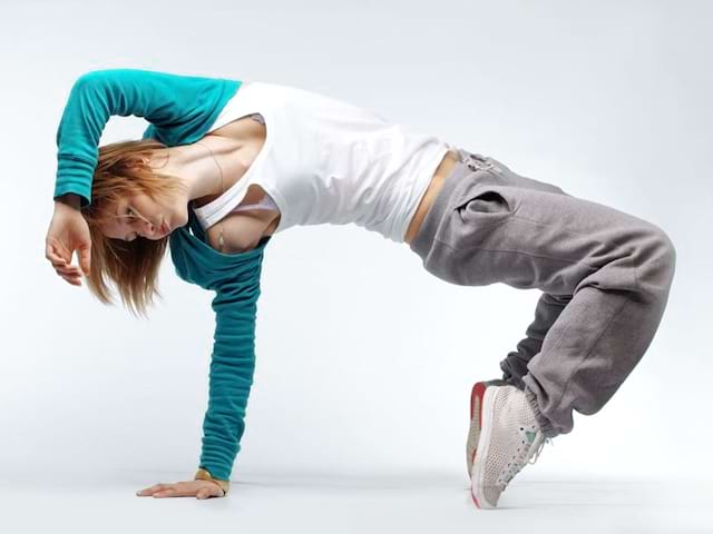 jeune ado faisant du hip hop en colonie de vacances danse