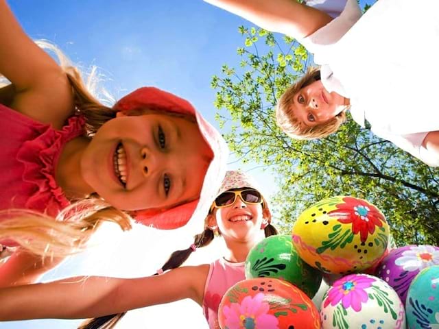 Groupe d'enfants cherchant les oeufs de paques