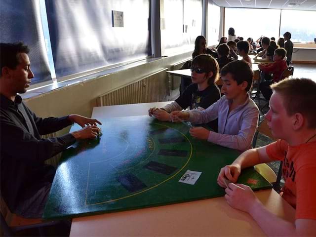 Enfants jouant à des jeux de société en colonie de vacances