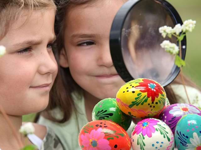 Chasse aux oeufs de pâques en colonie de vacances de printemps